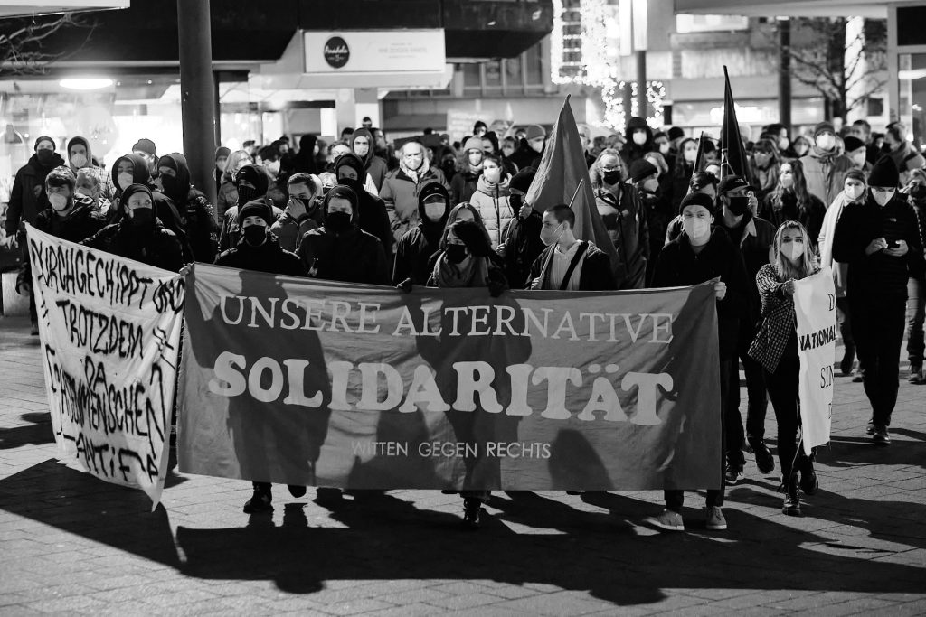 Foto von unserer Demo in Witten am 24. Januar. Deutlich zu sehen das Front-Banner mit dem Text „Unsere Alternative: Solidarität“